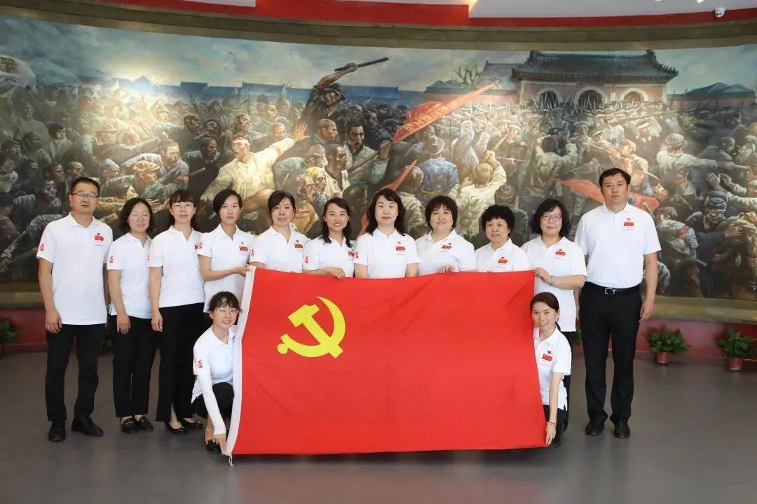 长沙女子把车停在商场被划了八面，监控指向了迈巴赫车主，此事谁对谁错？